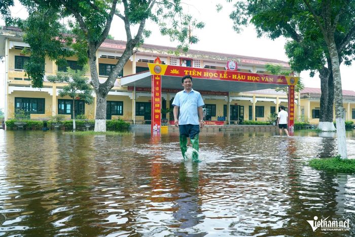 Dù học sinh nghỉ học, các thầy cô vẫn thay phiên trực trường. Ảnh: Lê Dương
