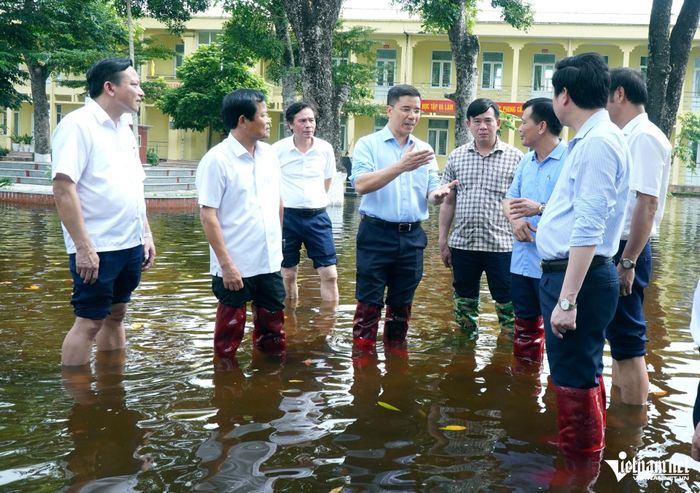 Ông Nguyễn Hồng Phong (ở giữa) yêu cầu ngành giáo dục, địa phương và nhà trường sớm có biện pháp đưa học sinh trở lại trường, không để học sinh nghỉ kéo dài. Ảnh: Lê Dương