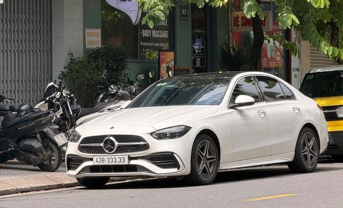 Nhờ gắn biển đẹp, chiếc ô tô Mercedes-Benz C300 AMG đã qua sử dụng của anh Huy cũng đội giá lên hơn 3,5 tỷ đồng. 