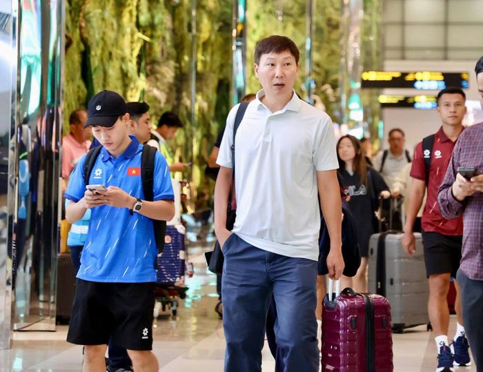 Tại sân bay quốc tế Soekarno-Hatta (Jakarta), thầy trò HLV Kim Sang Sik được BTC chủ nhà đón tiếp chu đáo và hỗ trợ làm thủ tục nhập cảnh tại quầy riêng.