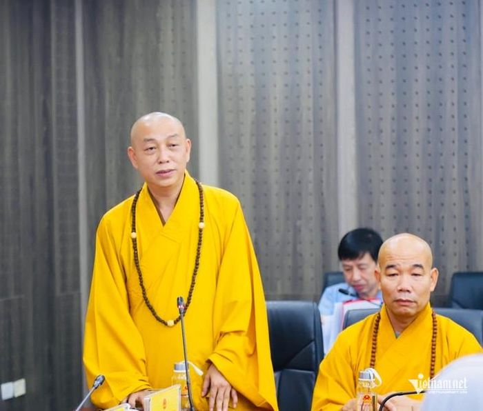 Thượng tọa Thích Quảng Dũng - Phó Trưởng ban Trị sự Giáo hội Phật giáo Việt Nam tỉnh Gia Lai phát biểu tại buổi gặp mặt