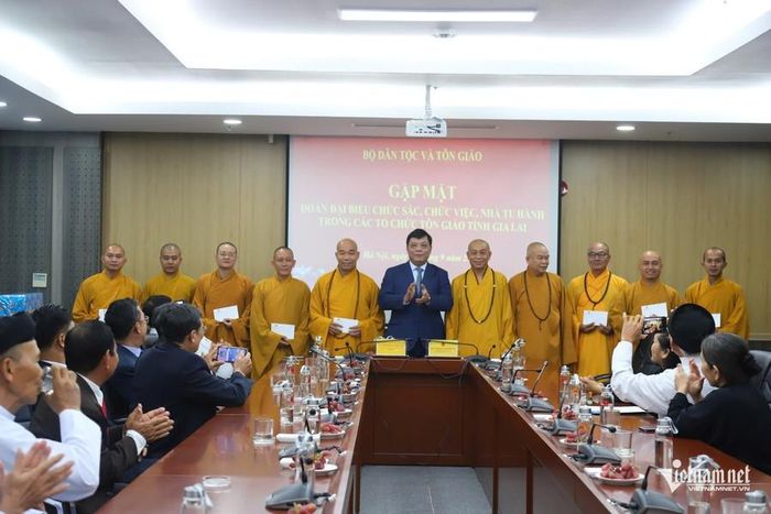 Thứ trưởng Nguyễn Hải Trung tặng quà các đại biểu tại buổi gặp mặt