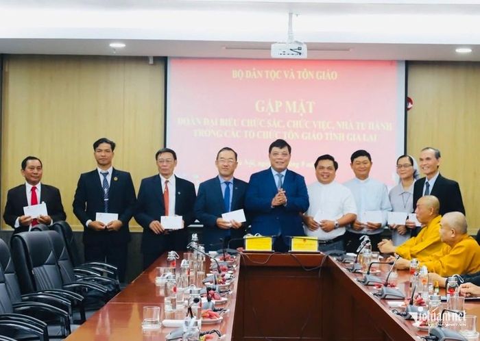 Thứ trưởng Nguyễn Hải Trung tặng quà các đại biểu tại buổi gặp mặt