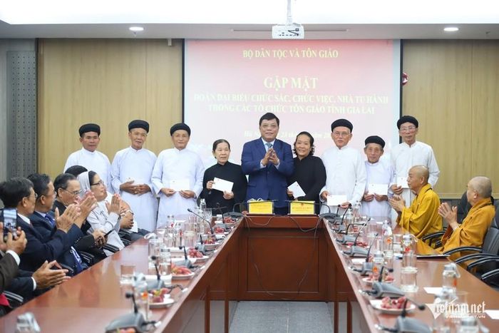 Thứ trưởng Nguyễn Hải Trung tặng quà các đại biểu tại buổi gặp mặt