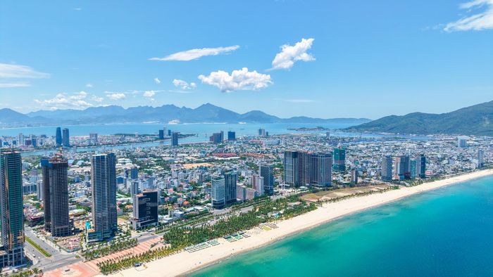 Cảng Liên Chiểu khi đi vào hoạt động tạo tiền đề để chuyển đổi Tiên Sa thành cảng du lịch quốc tế và loại bỏ dòng xe hạng nặng trong lòng thành phố
