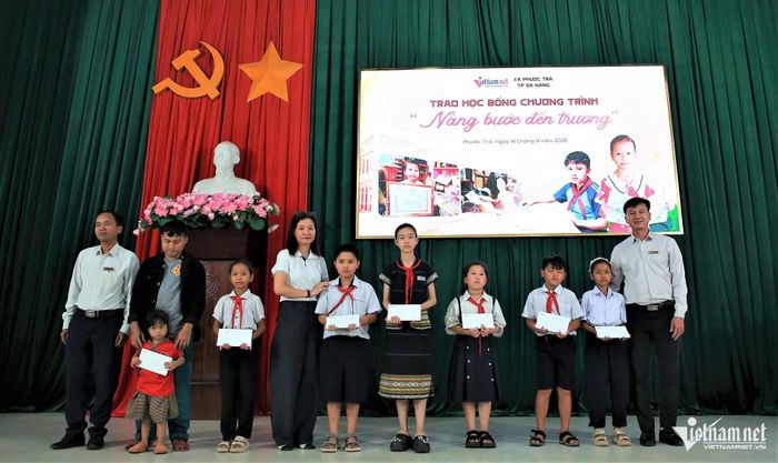 Đại diện Báo VietNamNet phối hợp với UBND xã Phước Trà (TP Đà Nẵng) trao học bổng 70 triệu đồng cho 7 học sinh có hoàn cảnh khó khăn trên địa bàn. Ảnh: Hà Nam