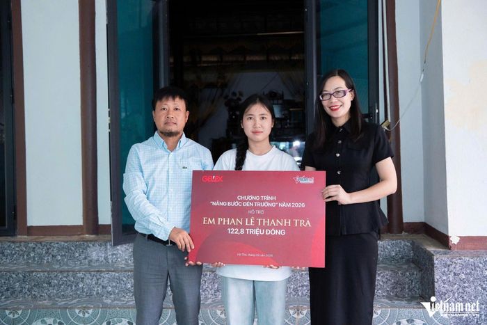 Đại diện Báo VietNamNet phối hợp với Tập đoàn GELEX trao gói học bổng tới em Phan Lê Thanh Trà (tỉnh Hà Tĩnh). Ảnh: Thiện Lương