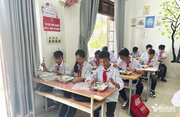 Học sinh ăn đầy đủ để nghỉ trưa ngay tại trường