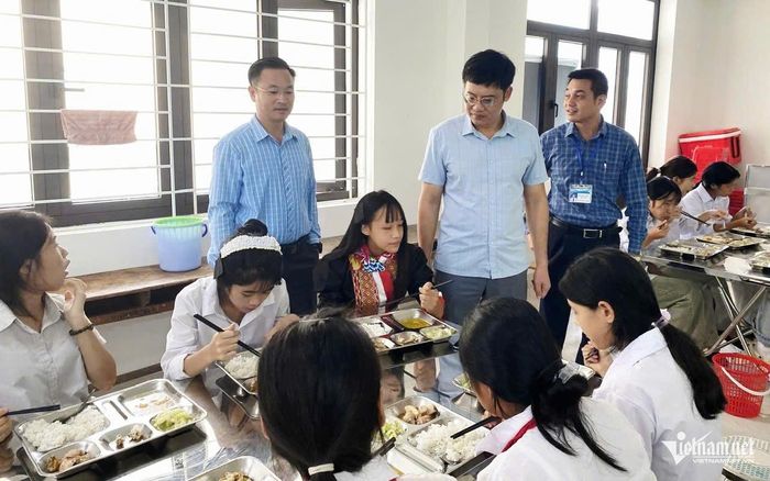 Lãnh đạo xã Hoành Mô kiểm tra suất ăn bán trú tại các trường học trên địa bàn