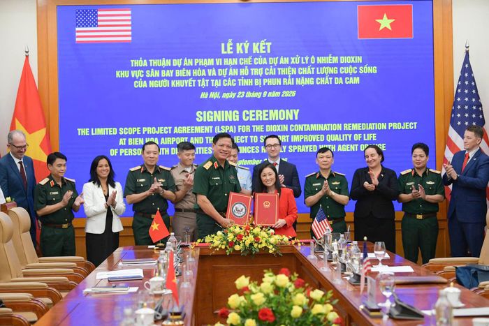 Thượng tướng Nguyễn Trường Thắng và Đại sứ Mỹ Jennifer Wicks ký kết các thỏa thuận. Ảnh: Minh Nhật