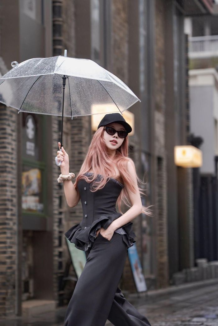 Ca sĩ Trang Pháp cá tính dạo phố.