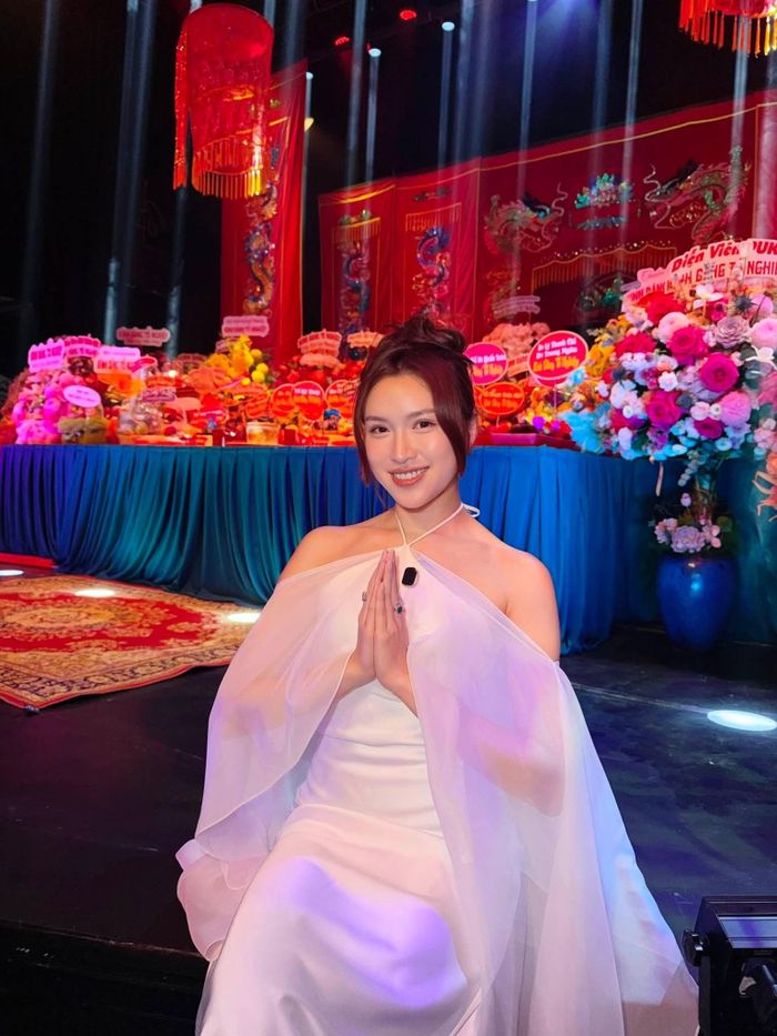 MC Thanh Thanh Huyền đang gây tranh luận với phát biểu: "Ở Việt Nam có một ngày Tết mà không phải ai cũng tham gia được đâu nha, chỉ dành cho nghệ sĩ thôi, đó là Ngày Giỗ tổ sân khấu".