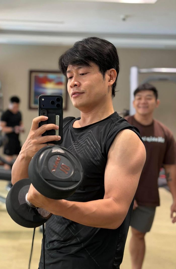 Nhạc sĩ Nguyễn Văn Chung chăm tập gym.