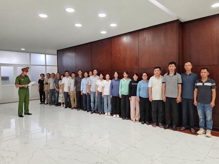 Các bị can có vai trò quan trọng trong đường dây mua bán trái phép hóa đơn và trốn thuế. Ảnh: CACC