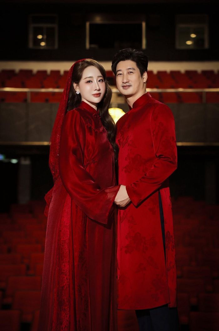 Hai diễn viên chụp ảnh tại Nhà hát Kịch Hà Nội. 