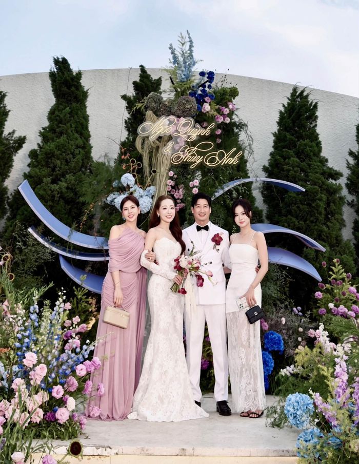 Cặp đôi chụp ảnh cùng bạn bè trong ngày cưới. 