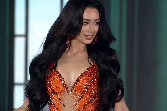 Emoura Phạm trong thiết kế dạ hội.