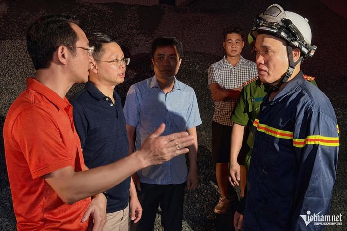 Lãnh đạo UBND xã Sơn Đồng trực tiếp chỉ huy tại hiện trường. 