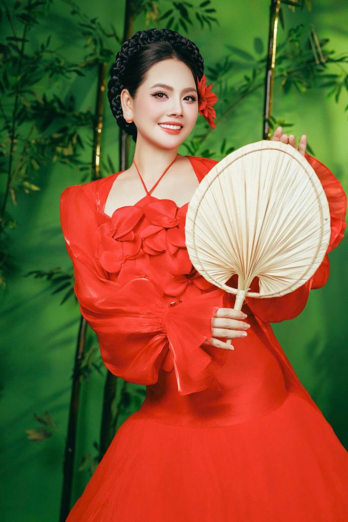 Thiếu tá, ca sĩ Lương Nguyệt Anh sẽ góp tiếng hát trong Lễ tổng kết cuộc thi viết Cha và con gái.
