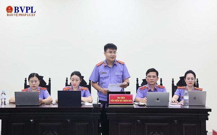  Đại diện Viện kiểm sát công bố bản Cáo trạng của VKSND tối cao truy tố 29 bị cáo.