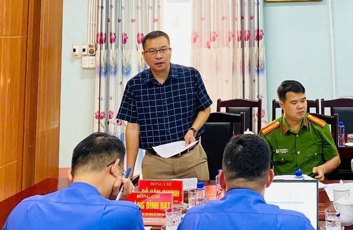 Đồng chí Đỗ Văn Quynh, Chủ tịch UBND xã Khổng Lào báo cáo trước Đoàn kiểm sát.
