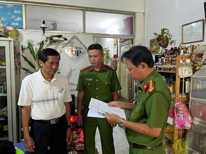 Cơ quan Công an thi hành các Quyết định đối với Huỳnh Hoàng Việt. (Ảnh:CA)
