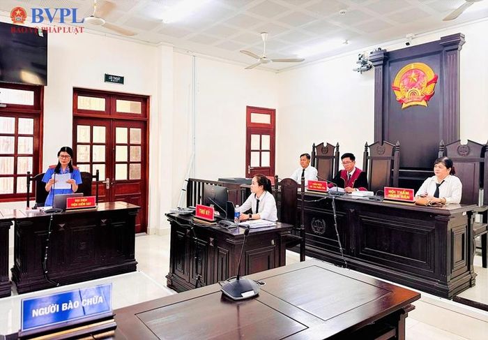 Đại diện Viện kiểm sát công bố cáo trạng và tham gia xét hỏi tại phiên tòa.