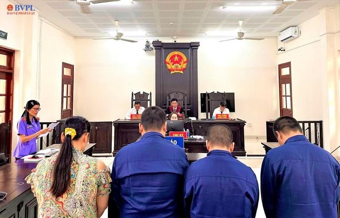 Kiểm sát viên Mạc Thị Thư, VKSND khu vực 4, TP Cần Thơ thực hành quyền công tố, kiểm sát xét xử tại phiên tòa.
