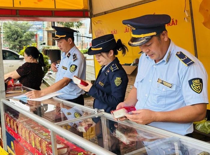 Lực lượng QLTT tỉnh Lâm Đồng kiểm tra nguồn gốc, xuất xứ, hóa đơn, chứng từ, nhãn hàng hóa, hạn sử dụng, điều kiện bảo quản và an toàn thực phẩm.