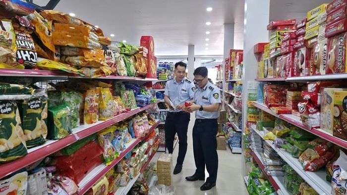 Lực lượng QLTT kiểm tra nguồn gốc các mặt hàng có nhu cầu tiêu dùng cao như bánh Trung thu, bánh kẹo, nước giải khát, đồ chơi trẻ em và hàng tiêu dùng thiết yếu.