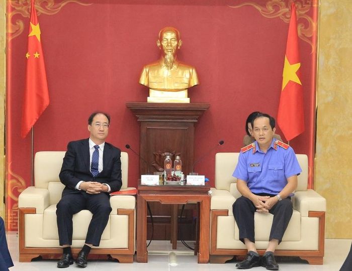  Đồng chí Phạm Viết Vượng, Viện trưởng VKSND TP Quảng Ninh và đồng chí Hầu Á Huy, Trưởng đoàn đại biểu VKSND Trung Quốc, trao đổi tại buổi làm việc.