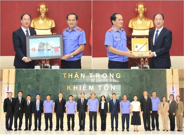  Đại biểu VKSND TP Quảng Ninh và Đoàn đại biểu VKSND Trung Quốc tặng quà và chụp ảnh lưu niệm sau buổi làm việc.