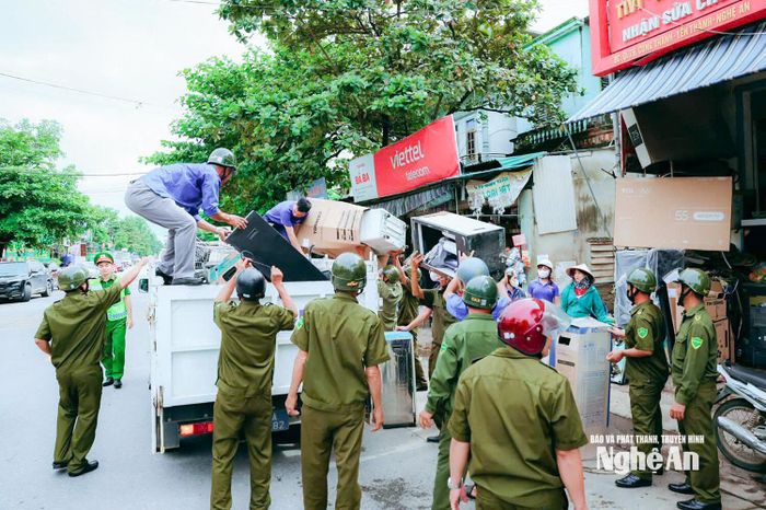 Các lực lượng xã Vân Tụ hỗ trợ người dân di dời nhà cửa, bàn giao mặt bẳng dự án đầu tư. Ảnh: CSCC