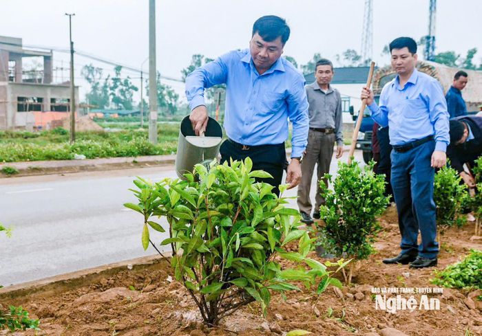 Cán bộ xã Vân Tụ tham gia trồng cây xanh, tạo cảnh quan môi trường nông thôn xanh. Ảnh: Mai Hoa