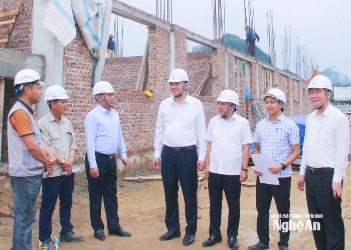Các đồng chí lãnh đạo tỉnh và xã Anh Sơn kiểm tra công trình thi công trên địa bàn xã. Ảnh: Mai Hoa