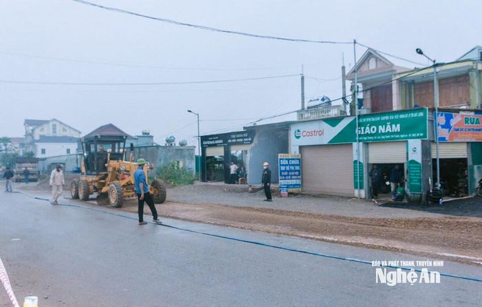 Thi công Dự án cải tạo, nâng cấp Quốc lộ 7 đi qua địa bàn xã Vân Tụ. Ảnh: Mai Hoa