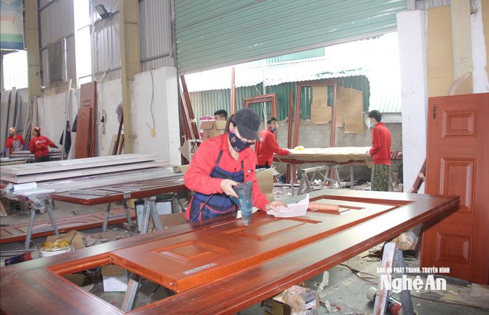 Xưởng sản xuất cửa trên địa bàn xã Hưng Nguyên. Ảnh: Mai Hoa