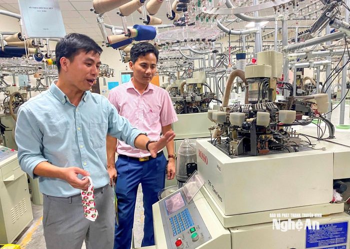 Dây chuyền sản xuất tất của một cơ sở sản xuất công nghiệp ở xã Nghĩa Lộc. Ảnh: P.V