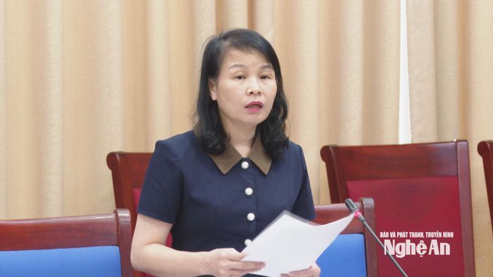 Đại diện Sở Tư pháp trình bày Dự thảo Quyết định thành lập Ban Chỉ đạo về hoàn thiện thể chế và thực thi pháp luật trên địa bàn tỉnh. Ảnh: Hoàng Hiếu