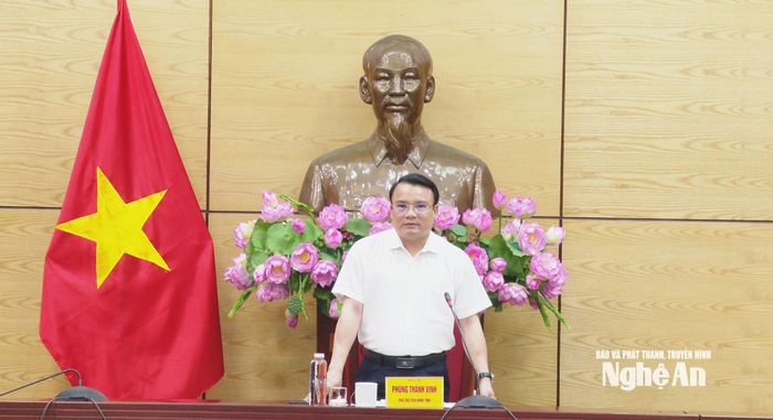 Phó Chủ tịch UBND tỉnh Phùng Thành Vinh kết luận buổi làm việc. Ảnh: Hoàng Hiếu