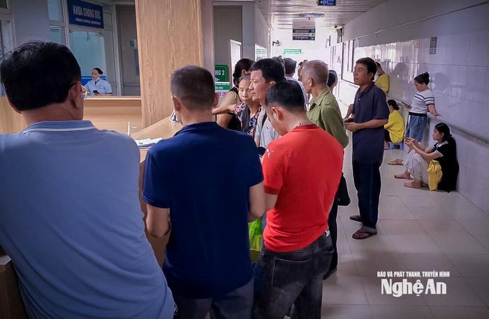 Quá tải là một trong những nguyên nhân khiến vệ sinh ở bệnh viện không đáp ứng được. Ảnh: H.T