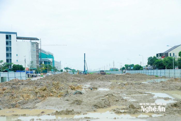 Thi công cầu vượt Đại Huệ đoạn qua xã Hưng Nguyên kết nối với đường 72m. Ảnh tư liệu: Thành Duy
