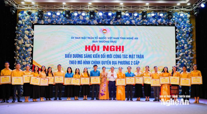 Lãnh đạo tỉnh trao bằng khen cho các cá nhân có thành tích xuất sắc. Ảnh: Thanh Lê