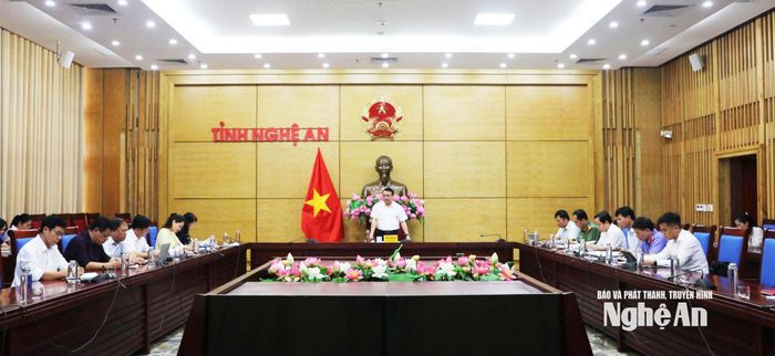 Phó Chủ tịch UBND tỉnh Phùng Thành Vinh chủ trì buổi làm việc. Ảnh: Hoàng Hiếu