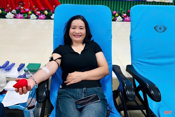 Cô giáo Dương Thị Thủy luôn tích cực tham gia các chương trình hiến máu tình nguyện.