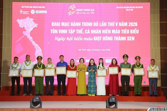 Tháng 7/2026, cô giáo Dương Thị Thủy (thứ 6 từ trái sang) được Chủ tịch UBND tỉnh tặng bằng khen vì có thành tích xuất sắc trong phong trào hiến máu tình nguyện.