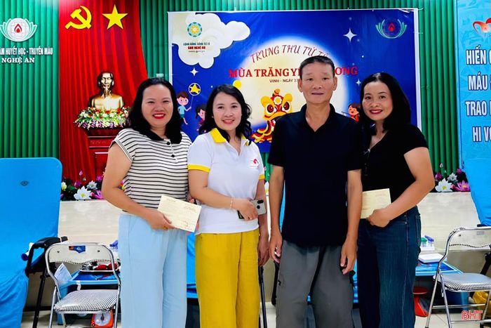 Cô Thủy (ngoài cùng bên phải) cùng các thành viên CLB "Máu sống" Nghi Xuân tham gia hiến máu cứu người tại Trung tâm Huyết học - Truyền máu Nghệ An.