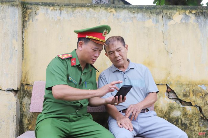 Công an phường Trần Phú giới thiệu tiện ích của VNeID cho người dân trên địa bàn.