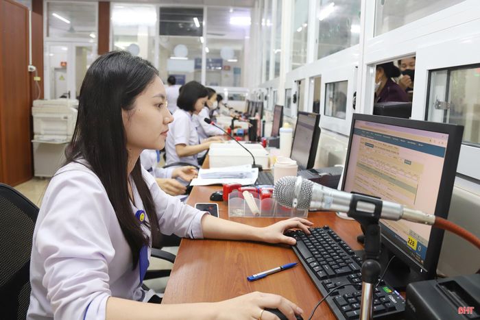 Cơ sở y tế tích cực ứng dụng công nghệ số trong quy trình khám chữa bệnh và hướng dẫn người dân thực hiện việc cập nhật Sổ sức khỏe điện tử trên VNeID.