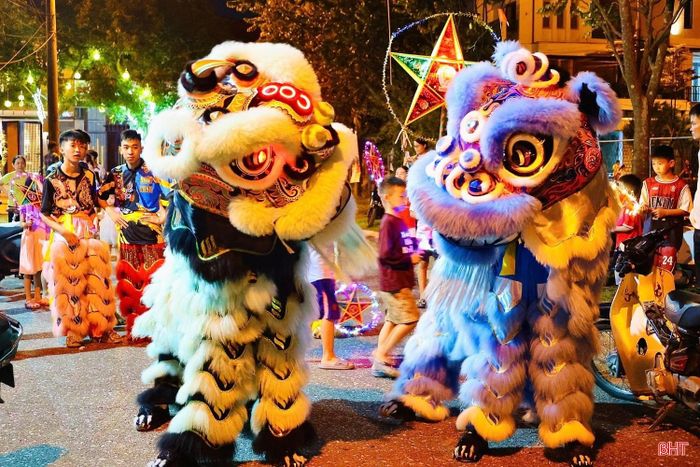 Với những người gắn bó với múa lân, mỗi buổi diễn là một lần mang tiếng trống, sắc màu và niềm vui Trung thu đến với các em nhỏ.